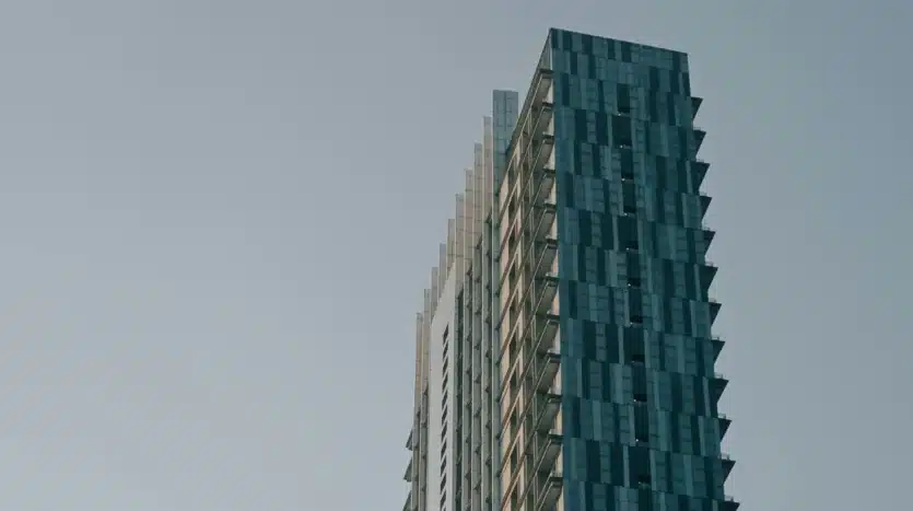 Which one is better for your employee accommodation, corporate housing or serviced apartment? Find out the pros and cons here.
